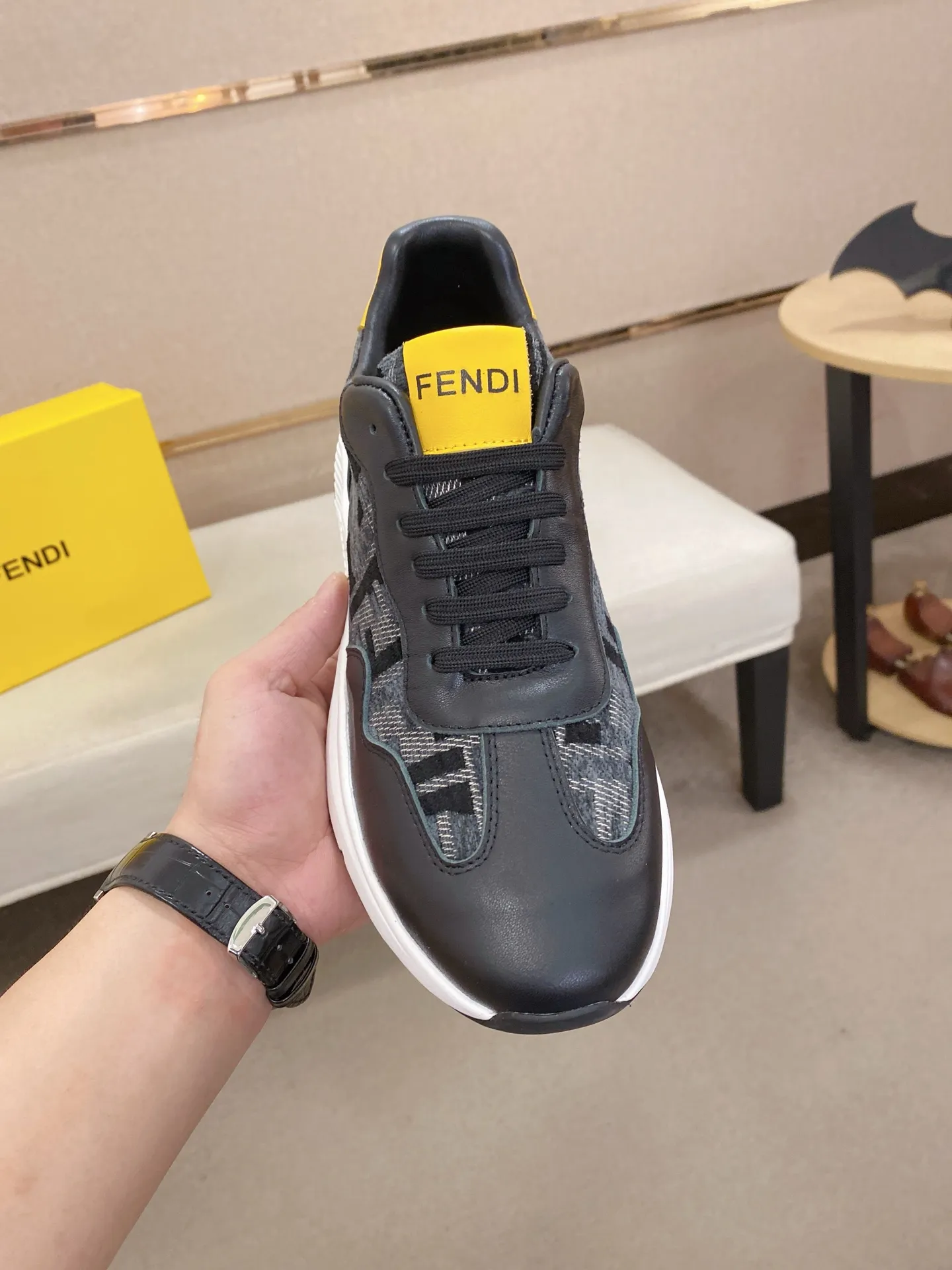 Men's shoes 💰 462💰 (fendi) New style 👊🏻 upper 🇮🇹 imported cowhide fabric 🇩🇪 lining imported sheepskin lining. The original outsole is molded to highlight the identity of every man, and the upper foot is elegant and stable🚶🏻🚶🏻The high-end custom counters reproduce the original version📯No matter the wind or rain, the shoe last remains unchanged and can withstand the verification of time🔍️,🔵 Size: 38-44